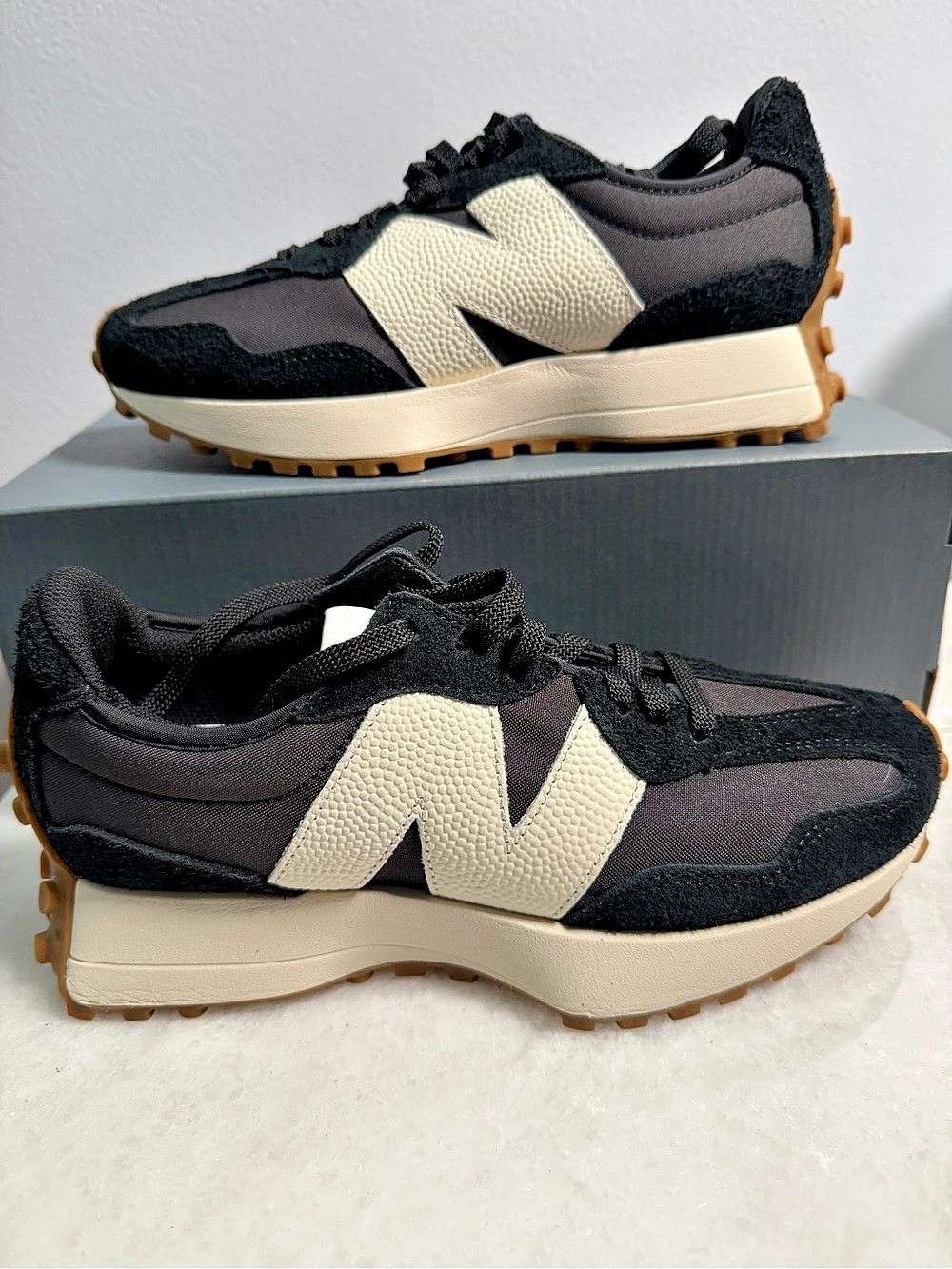 New Balance 327 Women's Black & White US 7.5 L